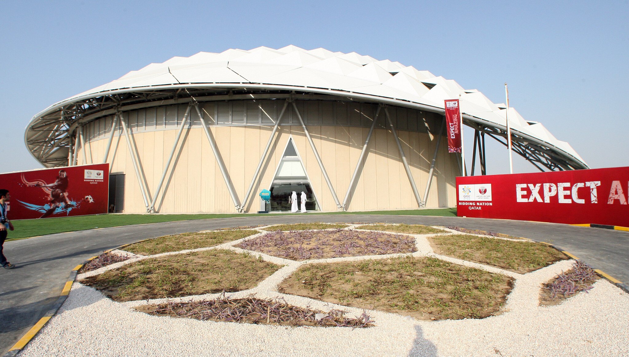 Une maquette du stade lors de la visite d'inspection de la FIFA pour la candidature du Qatar à la Coupe du monde 2022, à Doha, au Qatar, le 14 septembre 2010. (Crédit : AP Osama Faisal)