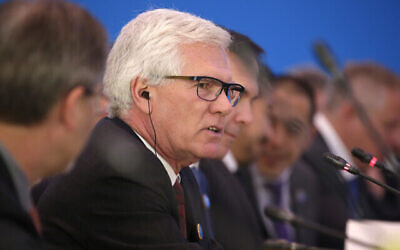 Le ministre canadien de la Diversification du commerce international de l’époque, Jim Carr prend la parole lors du premier dialogue sur la stratégie économique et financière entre le Canada et la Chine à Beijing, en Chine, le 12 novembre 2018. (Crédit : Jason Lee/Photo de la mise en commun par l’intermédiaire de l’AP)