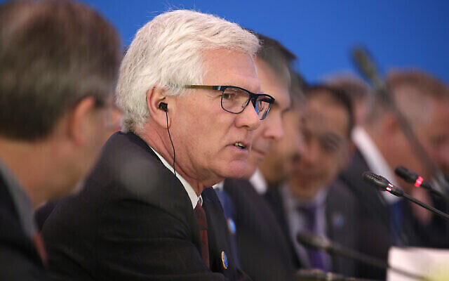 Le ministre canadien de la Diversification du commerce international de l’époque, Jim Carr prend la parole lors du premier dialogue sur la stratégie économique et financière entre le Canada et la Chine à Beijing, en Chine, le 12 novembre 2018. (Crédit : Jason Lee/Photo de la mise en commun par l’intermédiaire de l’AP) Le ministre canadien de la Diversification du commerce international de l’époque, Jim Carr prend la parole lors du premier dialogue sur la stratégie économique et financière entre le Canada et la Chine à Beijing, en Chine, le 12 novembre 2018. (Crédit : Jason Lee/Photo de la mise en commun par l’intermédiaire de l’AP)