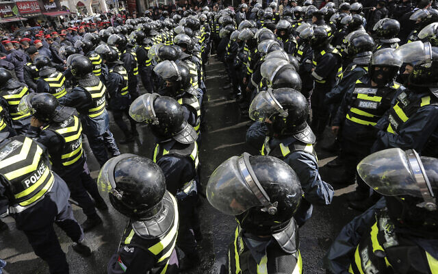 La police jordanienne monte la garde lors d'une manifestation contre le plan de paix américain au Moyen-Orient proposé par le président américain Donald Trump, dans le centre d'Amman, en Jordanie, vendredi 31 janvier 2020. (Crédit : AP Photo/Raad Adayleh) La police jordanienne monte la garde lors d'une manifestation contre le plan de paix américain au Moyen-Orient proposé par le président américain Donald Trump, dans le centre d'Amman, en Jordanie, vendredi 31 janvier 2020. (Crédit : AP Photo/Raad Adayleh)