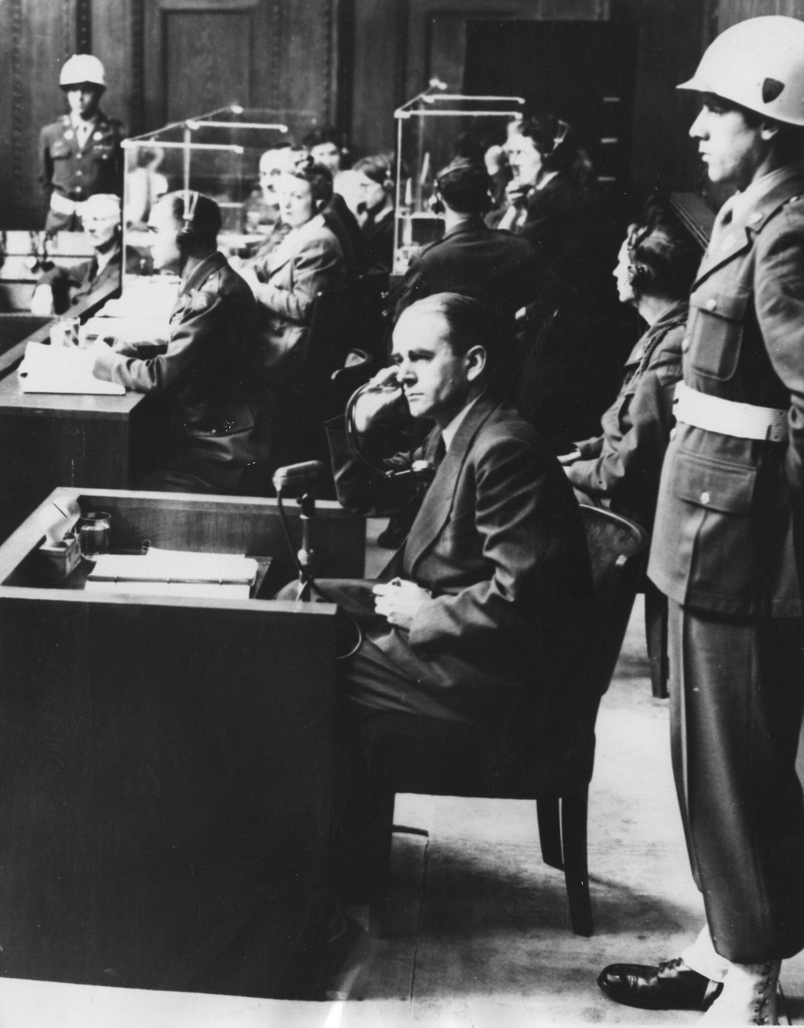 Albert Speer, ancien architecte et ministre de l'armement d'Hitler pendant la Seconde Guerre mondiale, accusé dans le procès pour crimes de guerre de Nuremberg, en Allemagne, est photographié au tribunal de Nuremberg, le 12 septembre 1946. (Crédit : AP Photo)