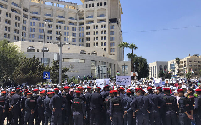 Illustration : les forces de sécurité bloquent une route alors que des enseignants protestent à Amman, en Jordanie, le 5 septembre 2019. (Crédit : AP Photo/Omar Akour, Archive) Illustration : les forces de sécurité bloquent une route alors que des enseignants protestent à Amman, en Jordanie, le 5 septembre 2019. (Crédit : AP Photo/Omar Akour, Archive)