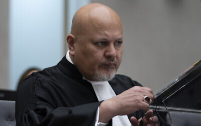 Le procureur de la Cour pénale internationale Karim Khan se prépare pour le procès de Mahamat Said Abdel Kani à la Haye, aux Pays-Bas, le 26 septembre 2022. (Crédit : AP Photo/Peter Dejong, Pool)