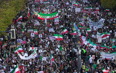 Illustration : Une manifestation contre le régime iranien, après la mort de Mahsa Amini, à Berlin, en Allemagne, le 22 octobre 2022. (Crédit : Markus Schreiber/AP Photo)