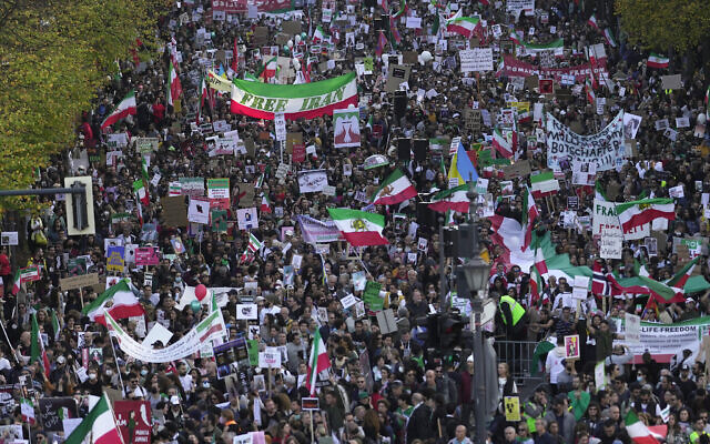 Illustration : Une manifestation contre le régime iranien, après la mort de Mahsa Amini, à Berlin, en Allemagne, le 22 octobre 2022. (Crédit : Markus Schreiber/AP Photo) Illustration : Une manifestation contre le régime iranien, après la mort de Mahsa Amini, à Berlin, en Allemagne, le 22 octobre 2022. (Crédit : Markus Schreiber/AP Photo)