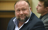 FILE - Le fondateur d'Infowars Alex Jones vient témoigner à la barre pendant le procès pour diffamation intenté suite au massacre survenu dans l'école primaire de Sandy Hook devant la cour supérieur du Connecticut à  Waterbury, le 33 septembre 2022. (Crédit : Tyler Sizemore/Hearst Connecticut Media via AP, Pool, File)