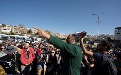 L'activiste palestinien Issa Amro s'exprime devant les militants israéliens à Hébron, en Cisjordanie, le 2 décembre 2022. (Crédit :  AP Photo/Maya Alleruzzo)