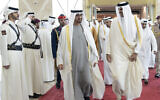 L'émir du Qatar Sheikh Tamim bin Hamad Al-Thani, à droite, salue le président émirati Sheikh Mohamed bin Zayed Al Nahyan à son arrivée à l'aéroport Hamad à Doha, au Qatar, le 5 décembre 2021. (Crédit : Qatar Amiri Diwan via AP)