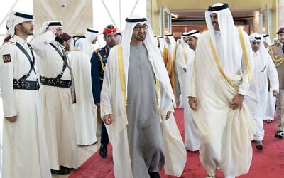L'émir du Qatar Sheikh Tamim bin Hamad Al-Thani, à droite, salue le président émirati Sheikh Mohamed bin Zayed Al Nahyan à son arrivée à l'aéroport Hamad à Doha, au Qatar, le 5 décembre 2021. (Crédit : Qatar Amiri Diwan via AP)