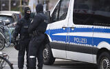 Des policiers devant une propriété à Francfort fouillée lors d'un raid contre une cellule d’extrême droite à Francfort, en Allemagne, le 7 décembre 2022. (Crédit : Boris Roessler/dpa via AP)