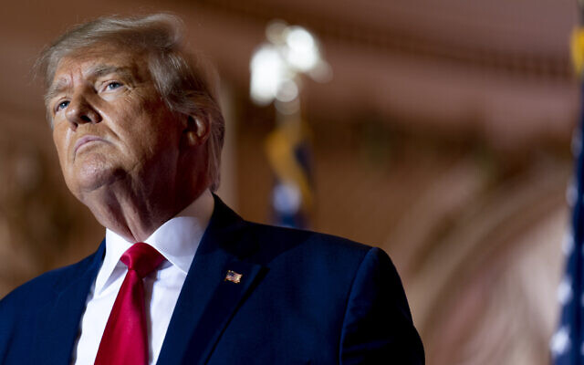L'ex-président Donald Trump annonce sa candidature à la présidentielle pour la troisième fois à Mar-a-Lago, à Palm Beach, en Floride, le 15 novembre 2022. (Crédit : AP Photo/Andrew Harnik, File) L'ex-président Donald Trump annonce sa candidature à la présidentielle pour la troisième fois à Mar-a-Lago, à Palm Beach, en Floride, le 15 novembre 2022. (Crédit : AP Photo/Andrew Harnik, File)