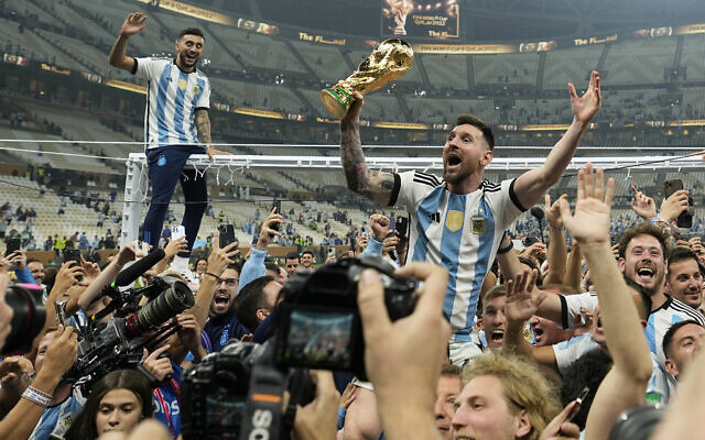 L'Argentin Lionel Messi soulève le trophée après avoir remporté la finale de la Coupe du monde de football entre l'Argentine et la France au stade de Lusail, à Lusail, au Qatar, le dimanche 18 décembre 2022. (Crédit : AP Photo/Martin Meissner)