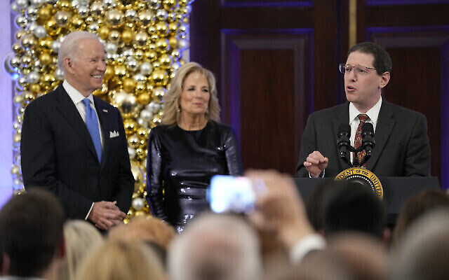 Le rabbin Charlie Cytron-Walker parle devant le président américain Joe Biden et la première dame, Jill Biden,  pendant la réception donnée pour la fête de Hanoukka à la Maison Blanche, à Washington, le 19 décembre 2022. (Crédit : AP Photo/Susan Walsh)
