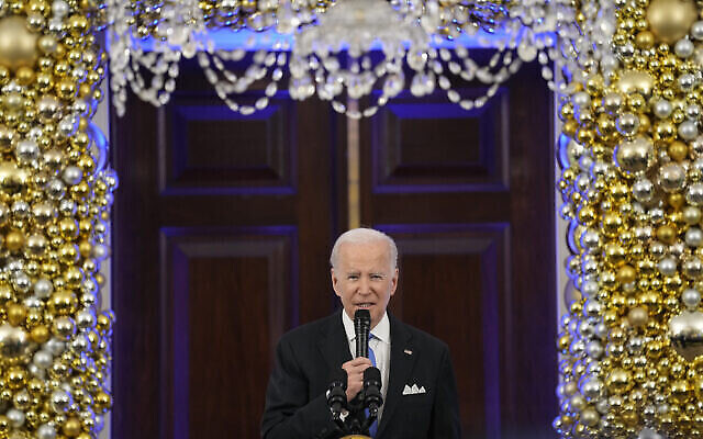 Le président américain Joe Biden s'exprime pendant la réception donnée pour la fête de Hanoukka à la Maison Blanche, à Washington, le 19 décembre 2022. (Crédit : AP Photo/Susan Walsh)