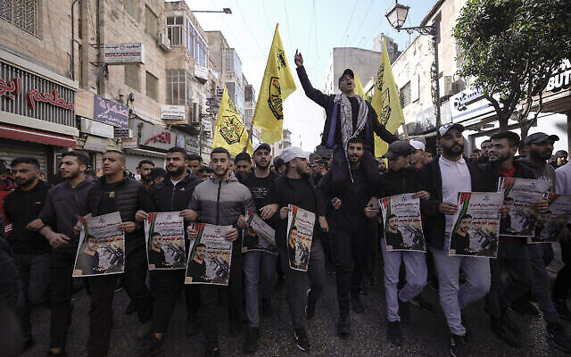 Des Palestiniens tiennent des posters du prisonnier palestinien Nasser Abu Hamid lors d'une manifestation, le 20 décembre 2022, à Ramallah, après qu'il est décédé d'un cancer du poumon en Israël. (Crédit : AP Photo/Majdi Mohammed) Des Palestiniens tiennent des posters du prisonnier palestinien Nasser Abu Hamid lors d'une manifestation, le 20 décembre 2022, à Ramallah, après qu'il est décédé d'un cancer du poumon en Israël. (Crédit : AP Photo/Majdi Mohammed)