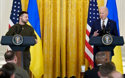 Le président américain Joe Biden s'exprime lors d'une conférence de presse avec son homologue ukrainien Volodymyr Zelensky, à la Maison Blanche à Washington, le 21 décembre 2022. (Crédit : AP Photo/Andrew Harnik)
