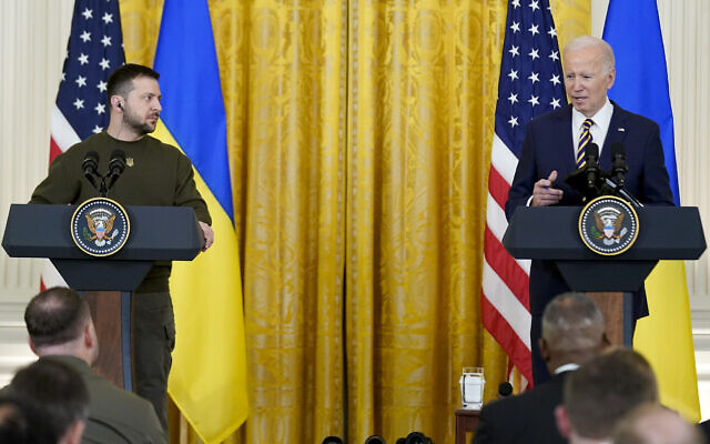 Le président américain Joe Biden s'exprime lors d'une conférence de presse avec son homologue ukrainien Volodymyr Zelensky, à la Maison Blanche à Washington, le 21 décembre 2022. (Crédit : AP Photo/Andrew Harnik) Le président américain Joe Biden s'exprime lors d'une conférence de presse avec son homologue ukrainien Volodymyr Zelensky, à la Maison Blanche à Washington, le 21 décembre 2022. (Crédit : AP Photo/Andrew Harnik)