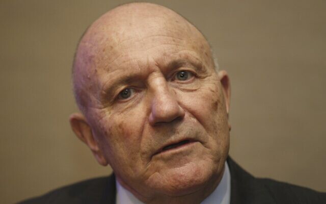 George Cohen s'adresse aux médias à l'hôtel Royal Garden à Londres, le 5 janvier 2016. (Crédit : AP Photo/Alastair Grant, Dossier)