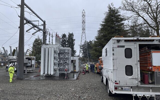 Une équipe de Tacoma Power travaille dans une station électrique endommagée intentionnellement tôt le matin de Noël, à Graham, WA. (Crédit : Ken Lambert/The Seattle Times via AP) Une équipe de Tacoma Power travaille dans une station électrique endommagée intentionnellement tôt le matin de Noël, à Graham, WA. (Crédit : Ken Lambert/The Seattle Times via AP)