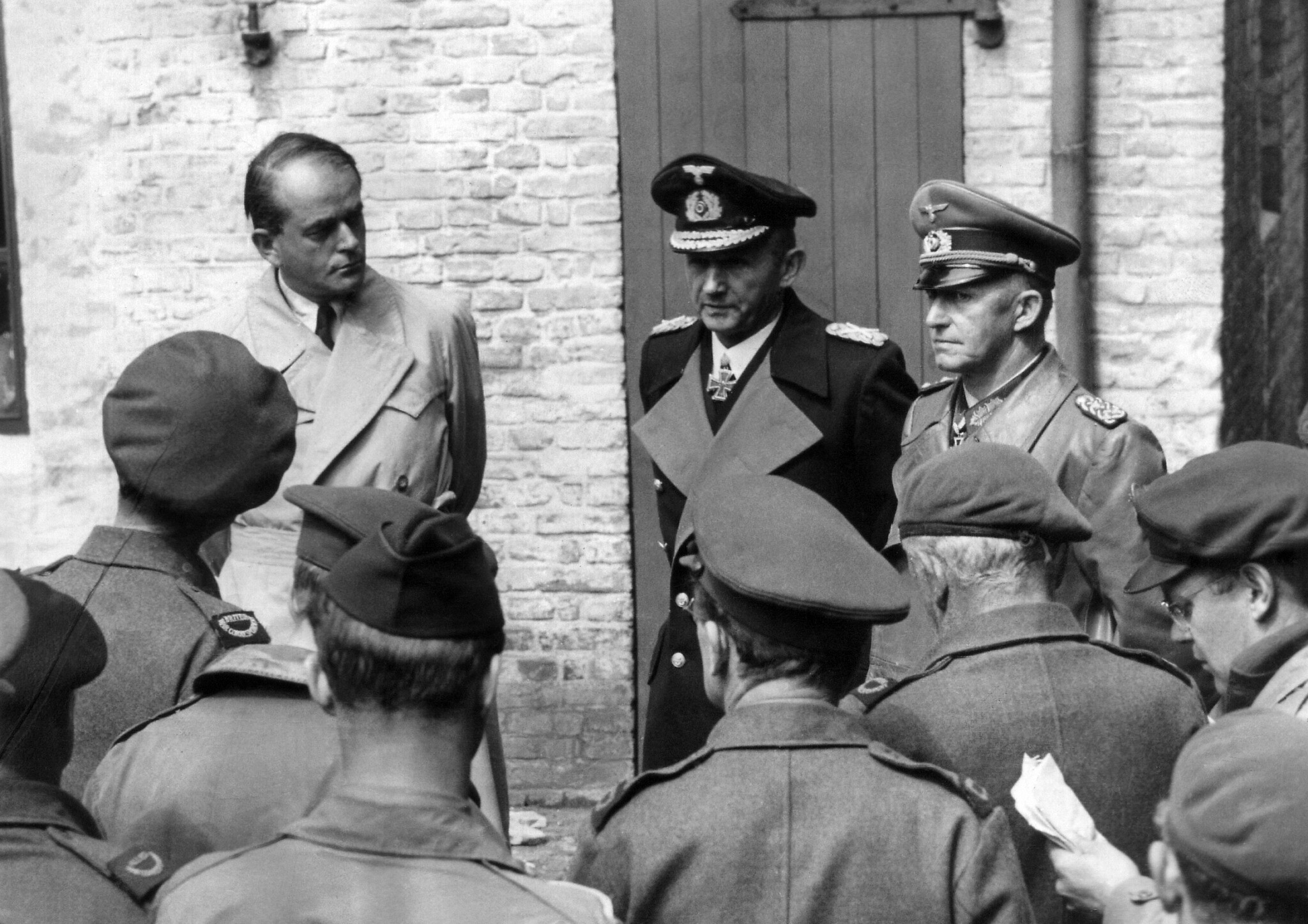 Après leur arrestation à Flensburg, en Allemagne, le 24 mai 1945, l'amiral Karl Doenitz et ses assistants répondent aux questions des correspondants de guerre. De gauche à droite : Le ministre de la Production du Reich, Albert Speer, le grand amiral Karl Doenitz et le colonel général Gustav Jodl. (AP Photo/Henry Griffin)