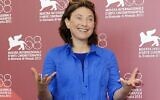 Le 3 septembre 2011, la réalisatrice belge Chantal Akerman posait lors de la 68e édition du Festival du film de Venise pour son film "La folie Almayer", à Venise, en Italie. (Crédit : AP/Jonathan Short)