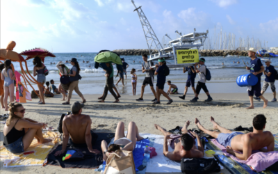 Des militants pour le climat protestant contre le forage offshore, sur la plage de Tel Aviv, le 13 août 2022. (Crédit : Tomer Neuberg/Flash90)