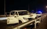 La police sur les lieux où un homme a été grièvement blessé par balle alors qu'il se rendait à son mariage, près d'Omer, dans le sud d'Israël, le 2 décembre 2022. (Crédit : Flash90)