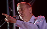 Le maire de Tel Aviv, Ron Huldaï, prenant la parole lors d'une marche de protestation dans le cadre de la Journée internationale pour l'élimination de la violence à l'égard des femmes, à Tel Aviv, le 24 novembre 2022. (Crédit : Tomer Neuberg/Flash90)
