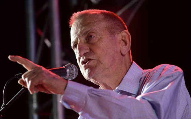 Le maire de Tel Aviv, Ron Huldaï, prenant la parole lors d'une marche de protestation dans le cadre de la Journée internationale pour l'élimination de la violence à l'égard des femmes, à Tel Aviv, le 24 novembre 2022. (Crédit : Tomer Neuberg/Flash90)