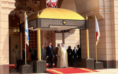 Le président Isaac Herzog, devant à gauche, et le roi  Hamed ben Issa Al Khalifa, devant à droite, au palais Al-Qudaibiya à Manama, le 4 décembre 2022. (Crédit : Lazar Berman/Times of Israel)