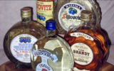 Des bouteilles de slivovitz. (Crédit : Wikipedia/Domaine public/Chris Capoccia)