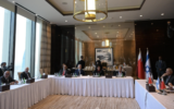 Le président Isaac Herzog, à droite, rencontrant des membres de la communauté juive de Bahreïn à Manama, le 4 décembre 2022. (Crédit : Amos Ben Gershom)