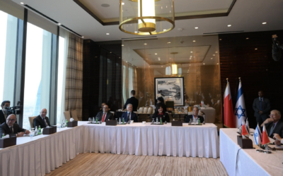 Le président Isaac Herzog, à droite, rencontrant des membres de la communauté juive de Bahreïn à Manama, le 4 décembre 2022. (Crédit : Amos Ben Gershom)