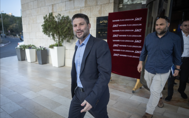 Le chef du parti HaTzionout HaDatit, le député Bezalel Smotrich, après des discussions de coalition dans un hôtel de Jérusalem, le 30 novembre 2022. (Crédit : Yonatan Sindel/Flash90)