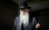 Le député Yahadout HaTorah, Meïr Porush, arrivant pour les pourparlers de coalition au siège du Likud, à Tel Aviv, le 10 novembre 2022. (Crédit : Avshalom Sassoni/Flash90)
