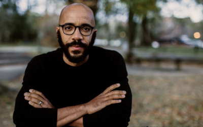 Clint Smith, auteur de l'article de couverture de décembre dans The Atlantic, "Monuments to the Unthinkable", qui explore la manière dont l'Allemagne - et par extension, les États-Unis - rend compte des crimes de son passé. (Crédit : Atlantic via la JTA)