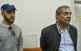 Arnon Giladi, à droite, alors maire-adjoint de Tel Aviv arrivant pour une audience de détention provisoire après avoir été arrêté dans l'affaire de corruption à la marie de Rishon Lezion, au tribunal de première instance de Rishon Letzion, le 4 février 2017. (Crédit : Flash90)