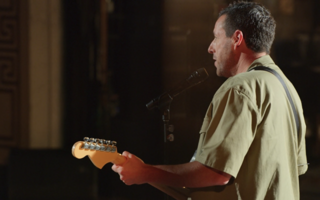 Capture d'écran de l'émission spéciale Netflix d'Adam Sandler, "100% Fresh ». (Crédit : Netflix)