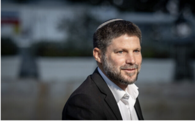 Illustration : Le chef du parti HaTzionout HaDatit, le député Bezalel Smotrich, après des discussions de coalition avec le leader du Shas, Aryeh Deri, et le chef du Likud, Benjamin Netanyahu, à l'extérieur d'un hôtel, à Jérusalem, le 5 décembre 2022. (Crédit : Yonatan Sindel/Flash90)