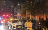 Des secouristes, des policiers et des pompiers sur les lieux d'un incendie à Givatayim, près de Tel Aviv, le 10 décembre 2022. (Crédit : Magen David Adom)