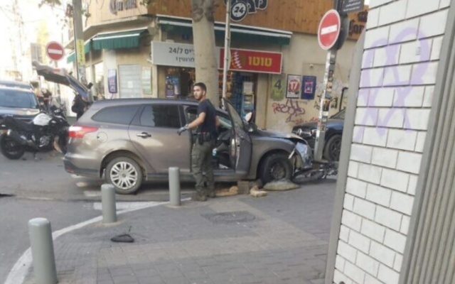 La police sur les lieux d'un attentat présumé à la voiture-bélier, à Tel Aviv, le 8 décembre 2022. (Autorisation)