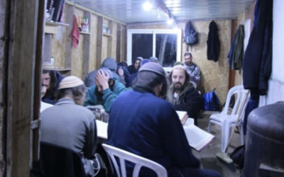 Des étudiants de la Yeshivat Homesh photographiés dans leur salle d'étude se trouvant au sommet de l'implantation évacuée de Homesh. Le bâtiment de fortune avait été incendié lors d'un vraisemblable incendie criminel. (Crédit : Yeshivat Homesh)