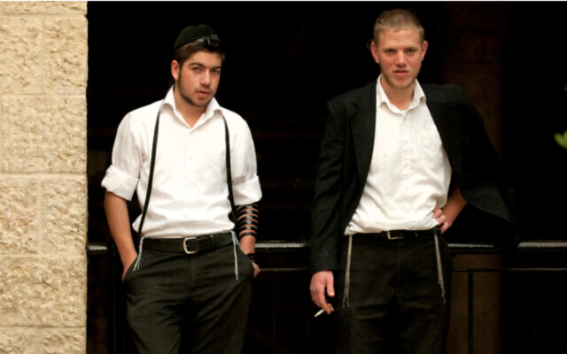 Des étudiants juifs orthodoxes de 18 ans faisant une pause dans un quartier juif de la Vieille Ville de Jérusalem, le 18 mai 2011. (Crédit : Hadas Parush/Flash90)