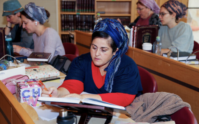 Des femmes étudiant au Ohr Torah Stone Susi Bradfield Women's Institute of Halakhic Leadership, à Jérusalem, le 22 novembre 2022. (Crédit : Gershon Elinson/Flash90)