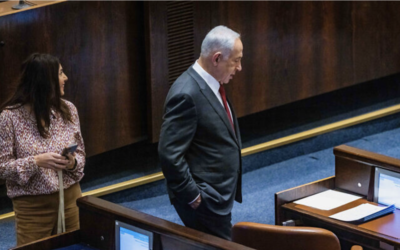 Le leader du Likud, Benjamin Netanyahu, assistant à un vote lors d'une session plénière à la Knesset, à Jérusalem, le 15 décembre 2022. (Crédit : Olivier Fitoussi/Flash90)