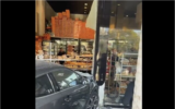 Une voiture encastrée dans la vitrine d'une boulangerie, à Rishon Lezion, le 18 décembre 2022. (Autorisation)