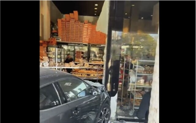 Une voiture encastrée dans la vitrine d'une boulangerie, à Rishon Lezion, le 18 décembre 2022. (Autorisation)