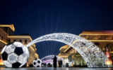 Une femme marchant dans le centre-ville de Doha, au Qatar, le 5 décembre 2022. (Crédit : AP Photo/Natacha Pisarenko)