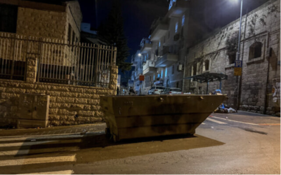 La scène où une femme de 40 ans a été heurtée par une benne à ordures poussée par des émeutiers ultra-orthodoxes, dans le quartier de Mea Shearim, à Jérusalem, le 16 décembre 2022. (Crédit : Flash90)