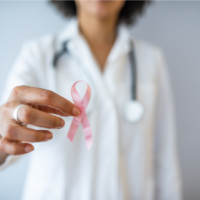 Illustration : Une doctoresse brandissant un ruban rose pour sensibiliser au cancer du sein. (Crédit : dragana991 via iStock by Getty Images)